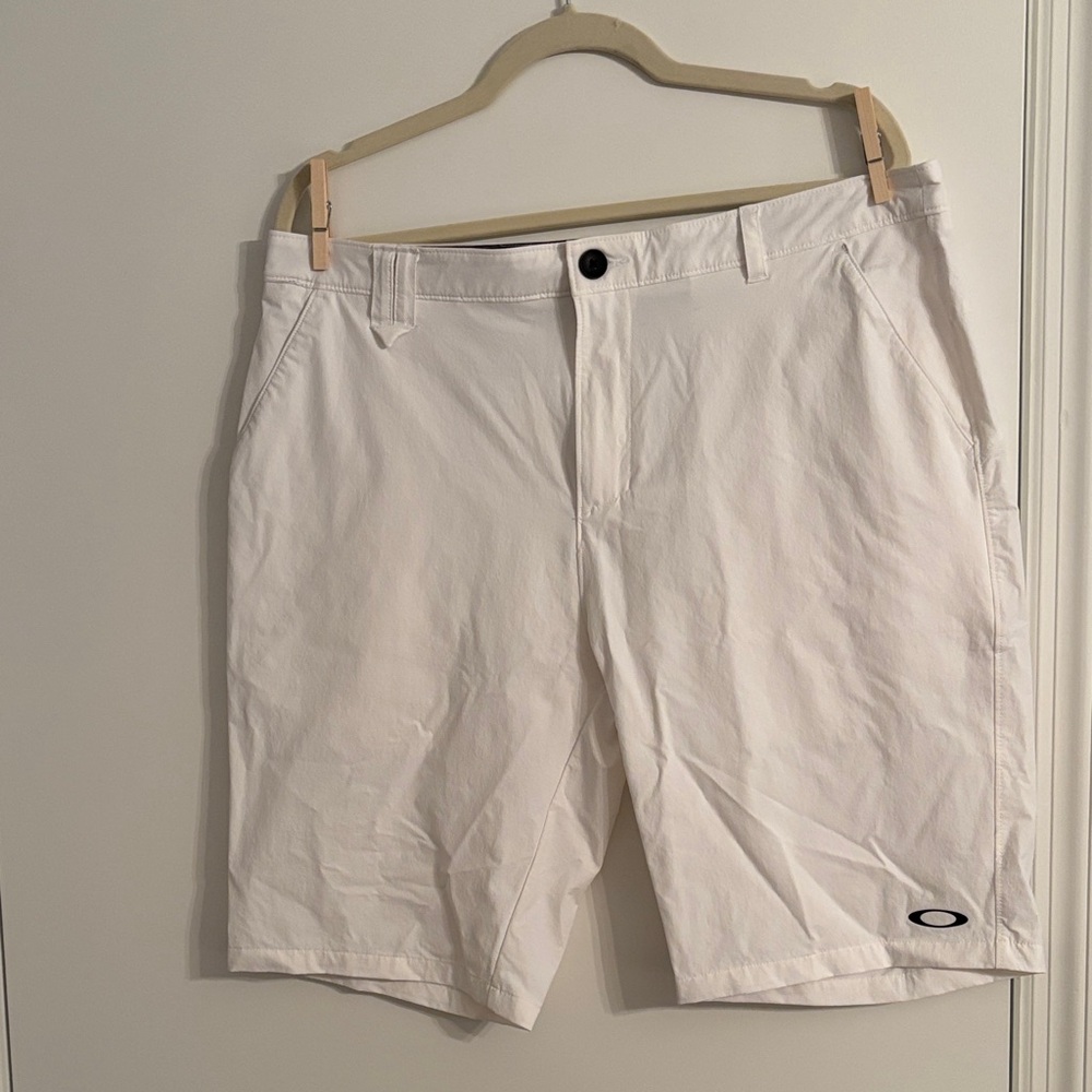 Oakley regular fit Men's Crisp White Flat Front Shorts size 36